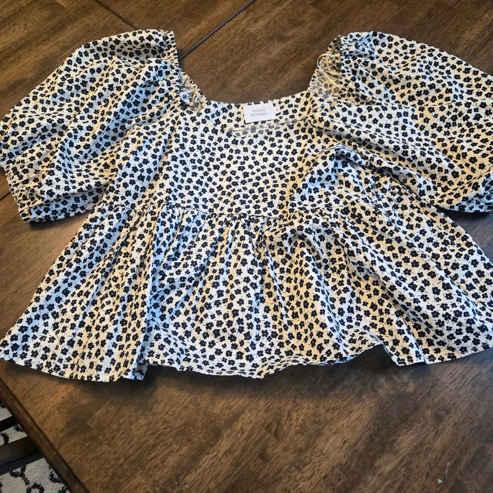 Things‎ Between Floral Babydoll Top Medium Black White Puff Sleeve Cotton Blouse